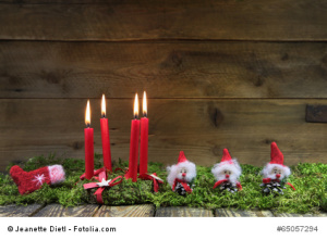Adventskranz: vier rote brennende Adventskerzen zu Weihnachten