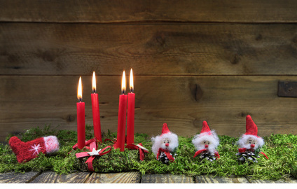 Adventskranz: vier rote brennende Adventskerzen zu Weihnachten
