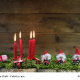 Adventskranz: vier rote brennende Adventskerzen zu Weihnachten