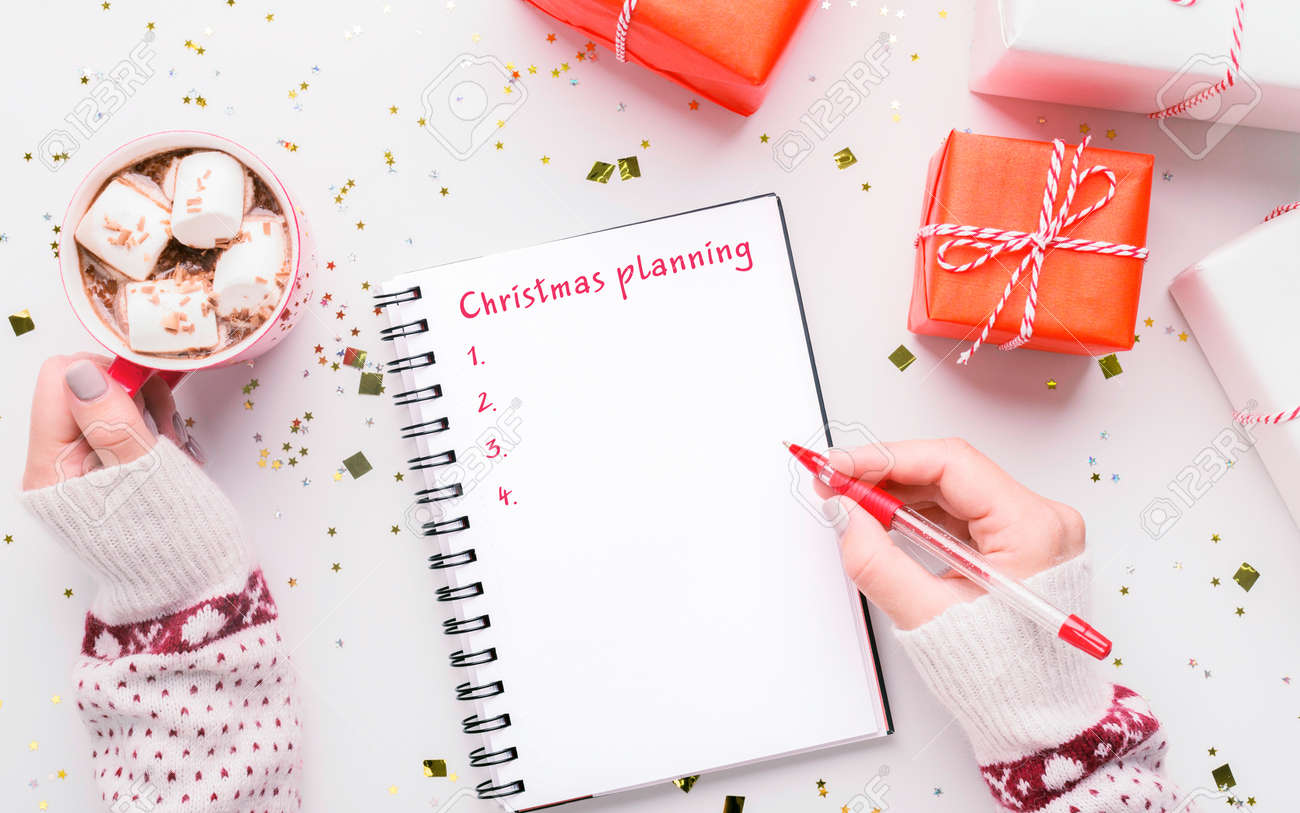 157027080-hintergrund-der-weihnachtsplanung-weibliche-handschrift-to-do-liste-im-notizbuch-tasse-heißen